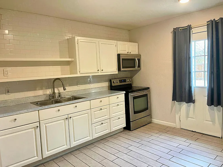 455 Lincolnshire Dr — Photo 7