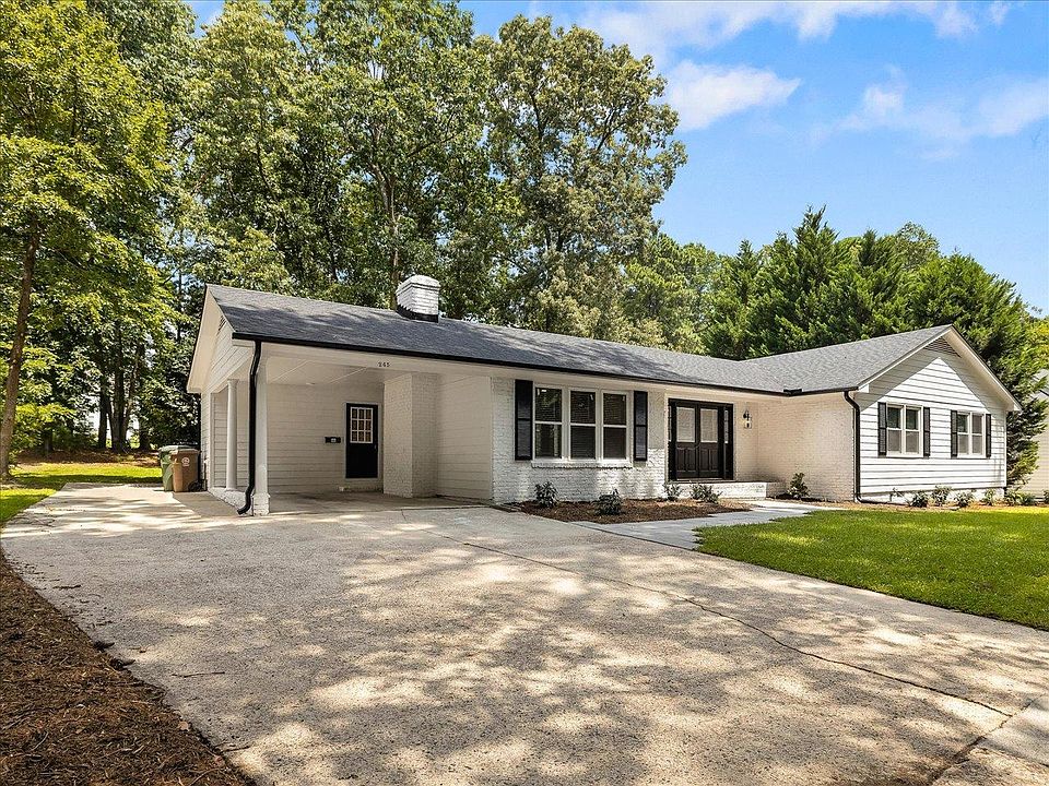Classic 3 bed, 2 bath home in Downtown Cary with carport