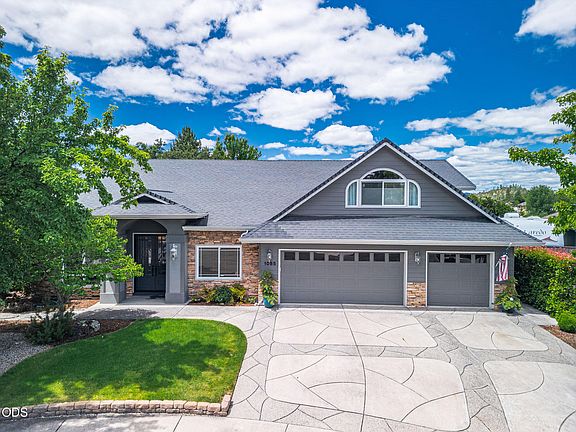 2nd image of 1085 Oak Grove Ct