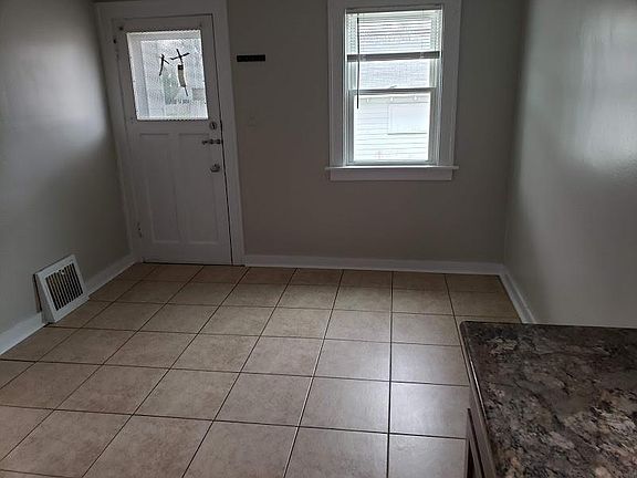 3rd image of 926 Massena Ave