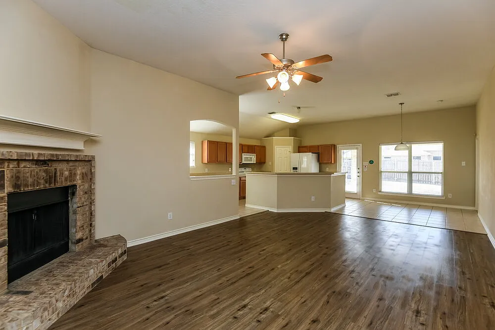 4 bed, 2.0 bath, 1859 sqft, $2,120 — Photo 3