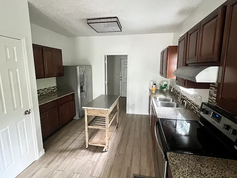 805 Mountain Creek Rd — Photo 3