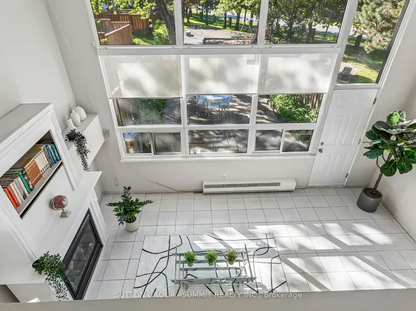 180 Mississauga Valley Blvd #211, Mississauga, ON L5A 3M2