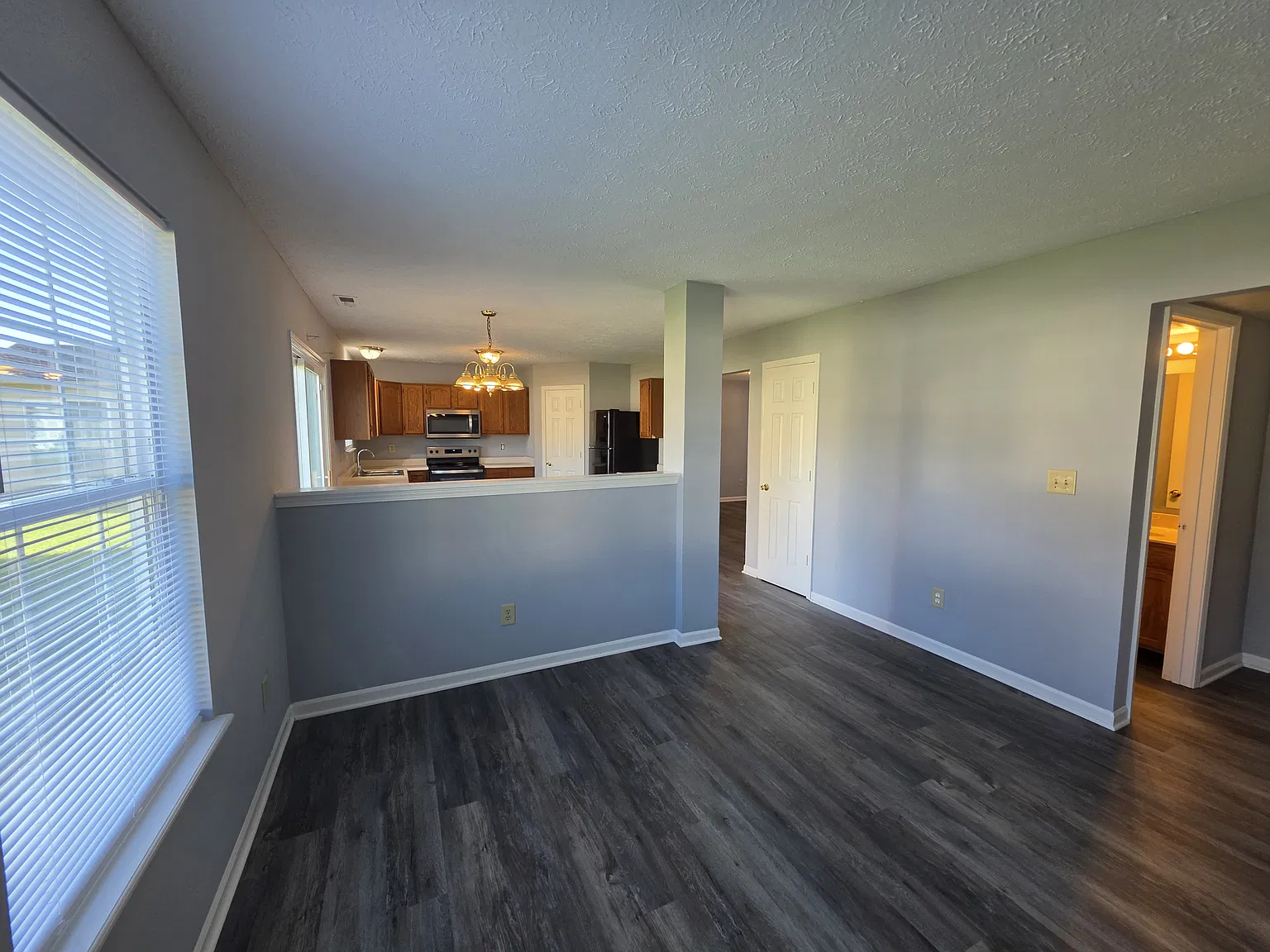 3 bed, 2.5 bath, 1602 sqft, $1,795 — Photo 2