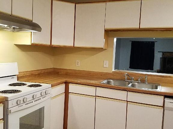 3rd image of 4750 Woodglen Ct
