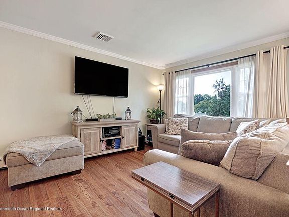 5th image of 230 Barbara Cir