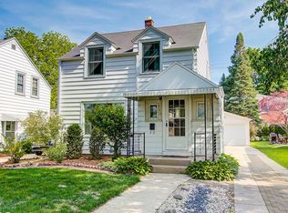 930 E Meadow Pl, Whitefish Bay, WI 53217
