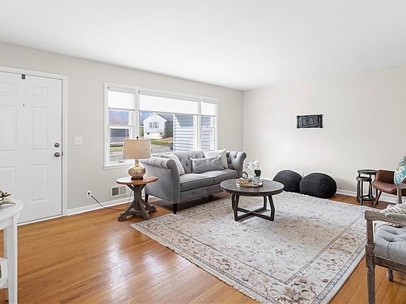 3rd image of 104 W 90th Ter