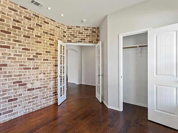 4th image of 2401 Loreto Dr