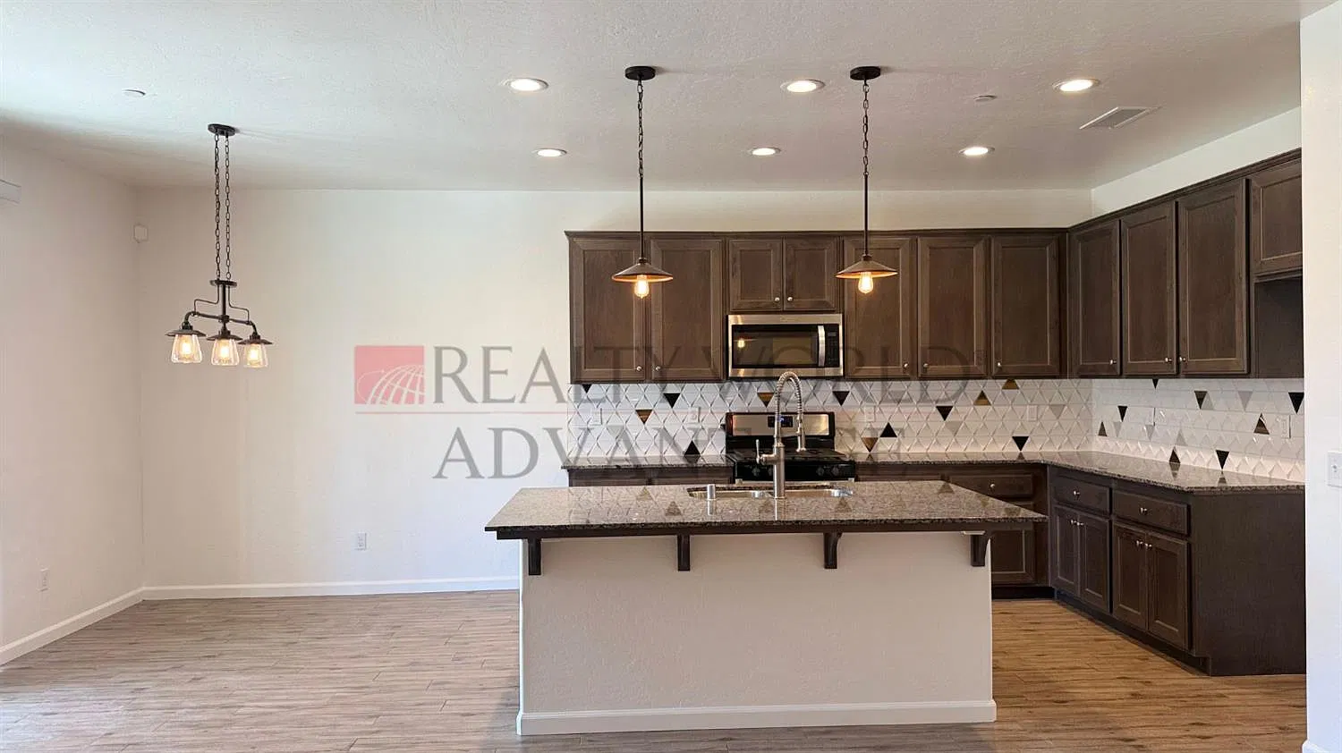 4 bed, 1890 sqft, $2,550 — Photo 4
