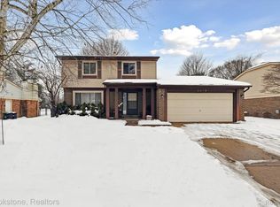 5189 Old Cove Rd, Clarkston, MI 48346