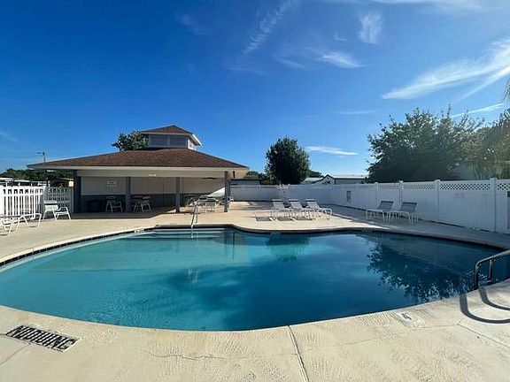 5th image of 3233 Holly Ct #209