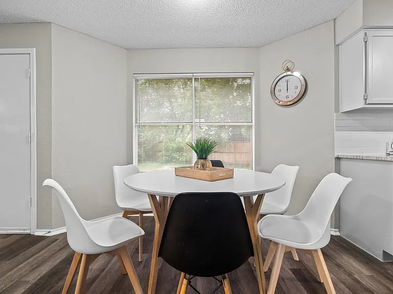 406 Oakcrest Dr — Photo 16