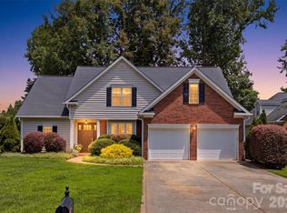 15121 Castlebridge Ln, Matthews, NC 28104