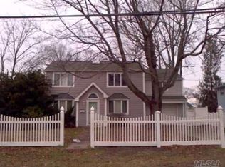 1123 Oakneck Rd, Bay Shore, NY 11706