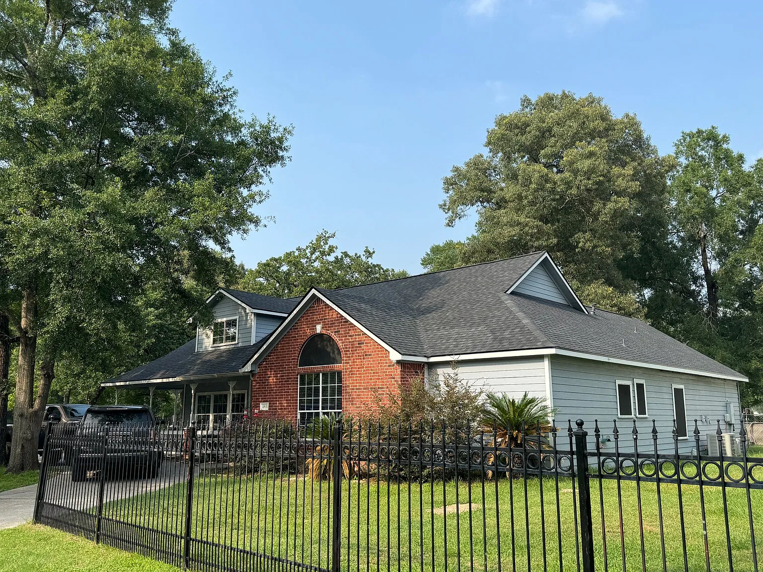 5 bed, 2.5 bath, 2584 sqft, $3,200 — Photo 2