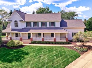 208 Fox Ln, Chagrin Falls, OH 44022