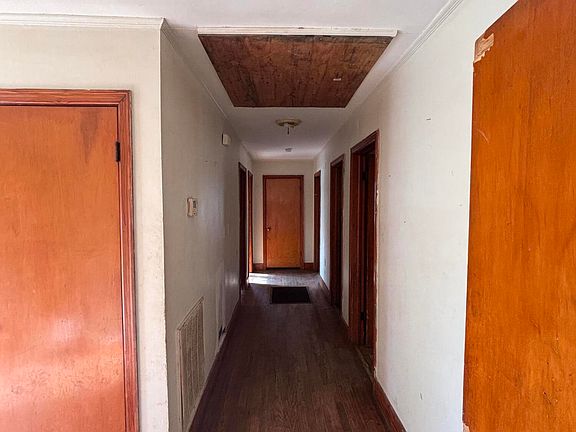 3rd image of 408 Idlewild Rd