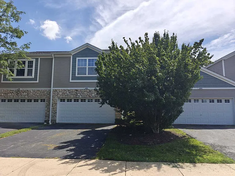680 Meadowridge Dr — Photo 2
