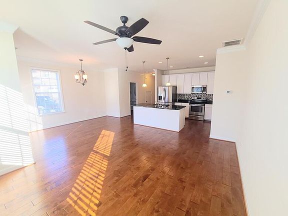 2nd image of 1136 Winsford Ln