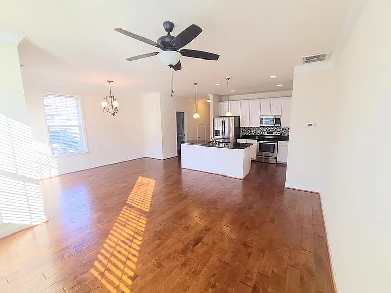1136 Winsford Ln — Photo 2