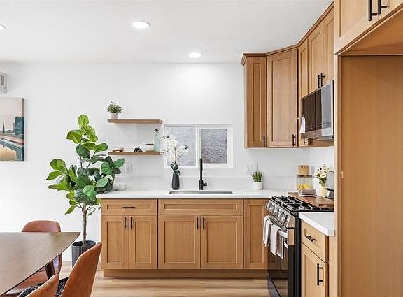 3rd image of 8009 Baring Cross St #1