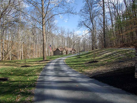 4th image of 925 Mountain Dr