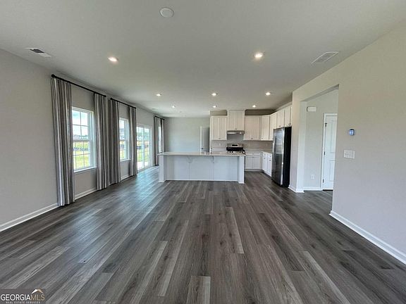 5th image of 105 Marchmont Dr
