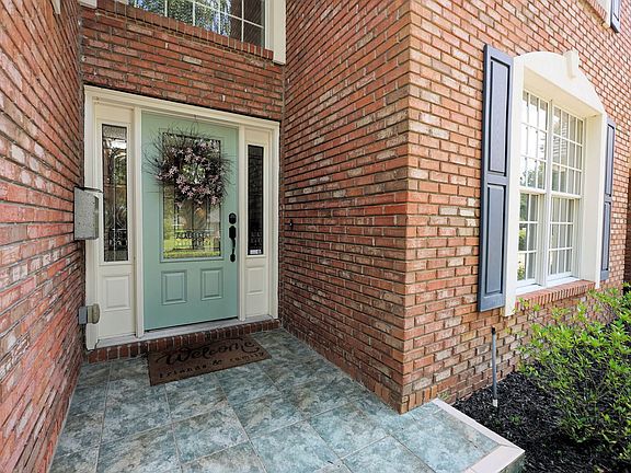 3rd image of 1546 Glenlake Cir