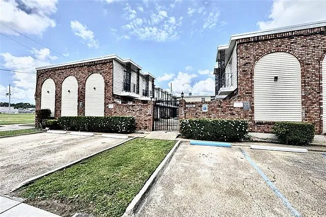 1 bed, 1.5 bath, 560 sqft, $895 — Photo 1