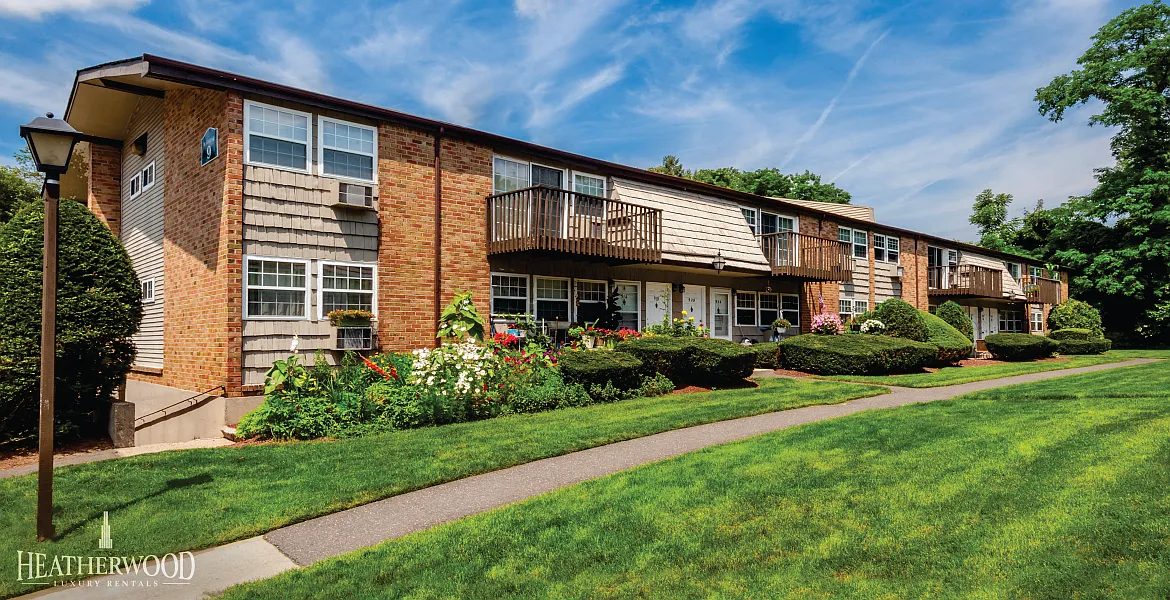 Heatherwood House at Ronkonkoma — Photo 3