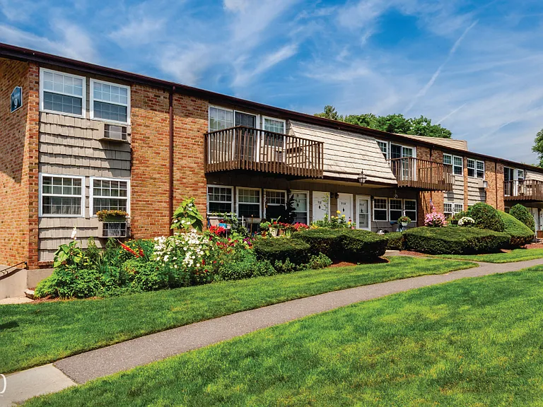 Heatherwood House at Ronkonkoma — Photo 3