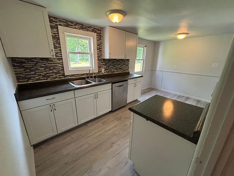 1114 Prince Dr — Photo 3