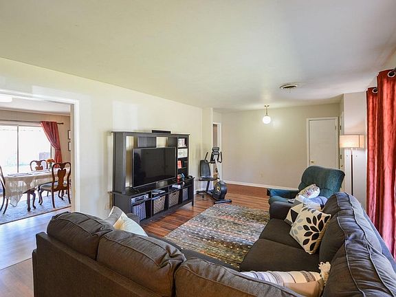 4th image of 2603 Redbud Dr