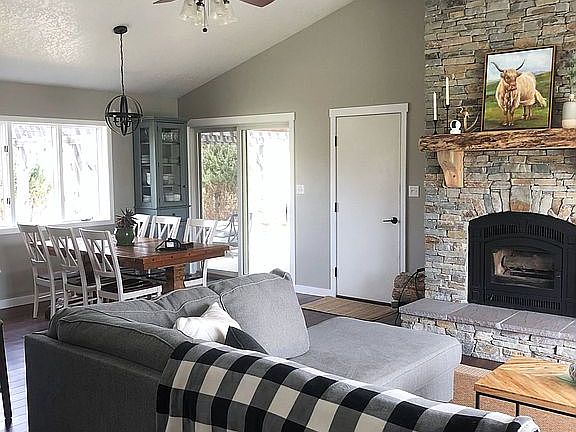 Living Room/Dining