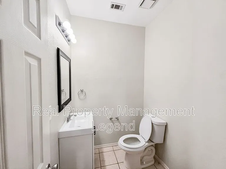 3211 Roundtree Ln — Photo 11