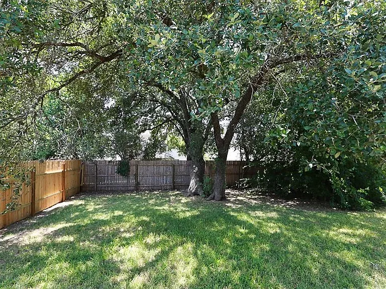 2107 Charlotte Estates Dr — Photo 18