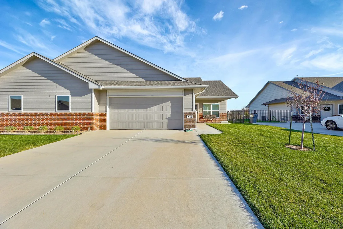 Building Photo - 932 N Cloverleaf St
