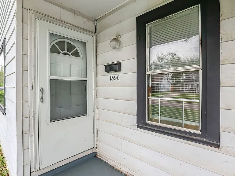 1590 Vendome Dr S — Photo 8