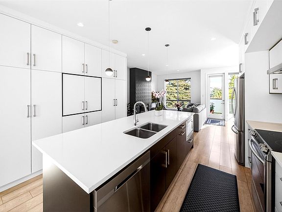 4th image of 1052 Tillicum Rd #1
