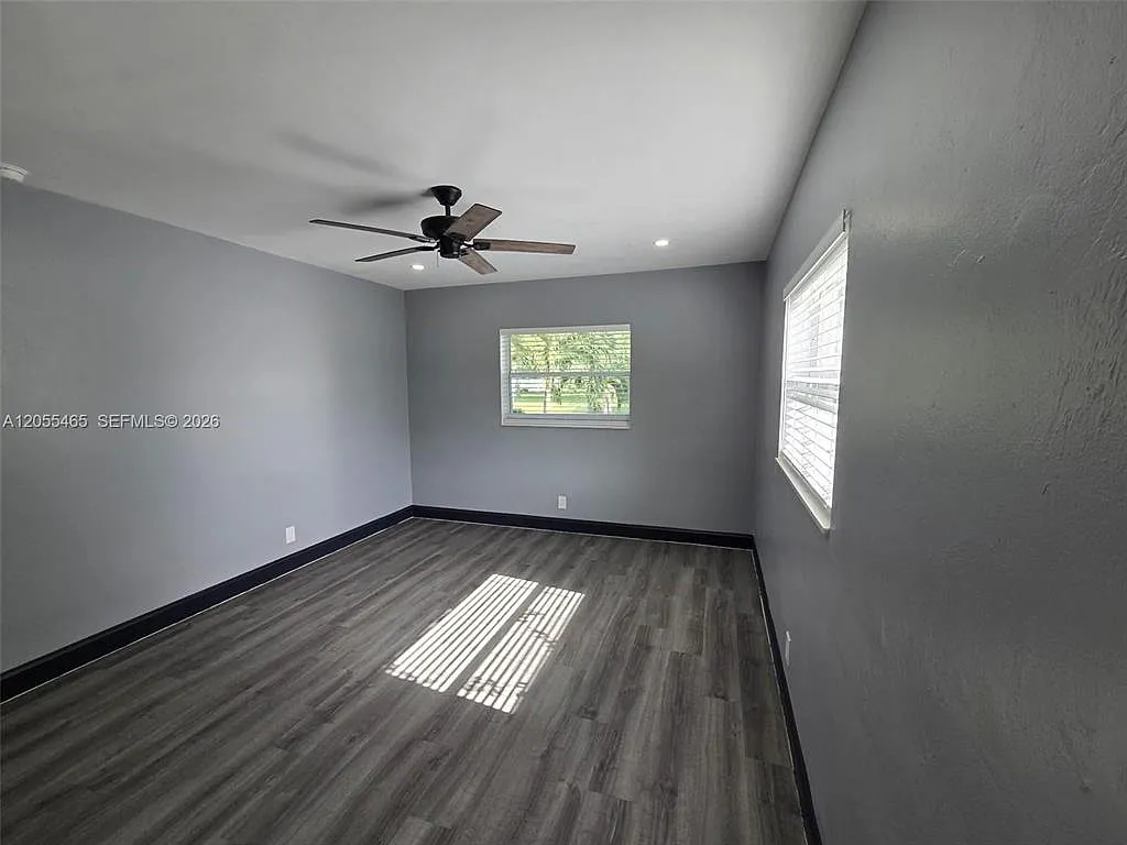 3 bed, 5160 sqft, $2,900 — Photo 2
