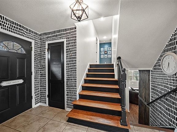 4th image of 10432 Indiana Ave