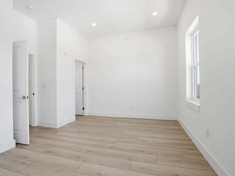 147 N Gross St #2 — Photo 4