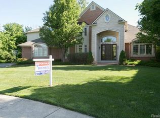 6826 Kennsway Ct, West Bloomfield, MI
