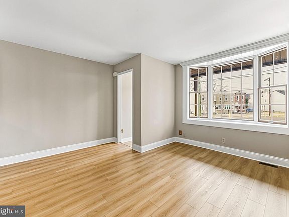 5th image of 124 N Broadway