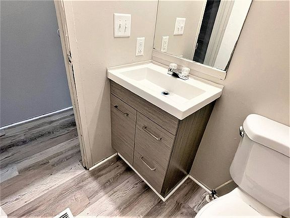 5th image of 555 Linda Ln