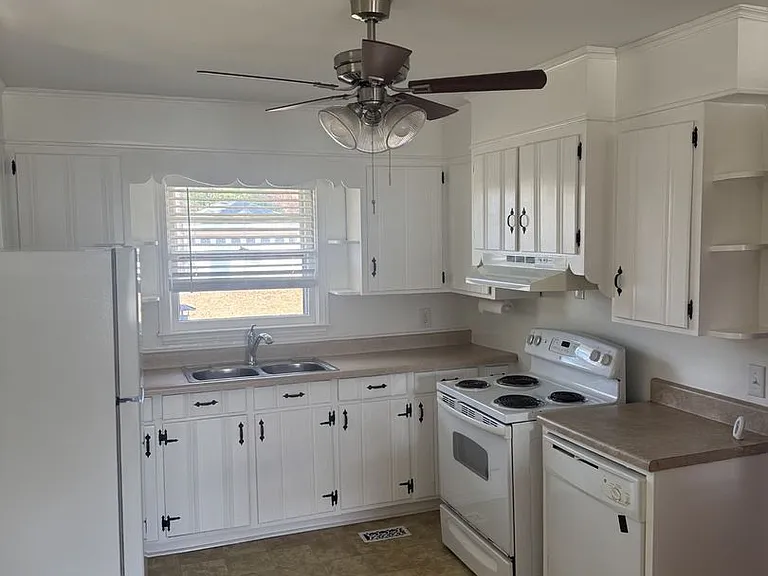 2111 Hart Rd — Photo 3