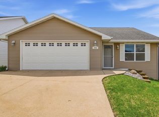 7802 S Westbrook Dr, Dubuque, IA 52002
