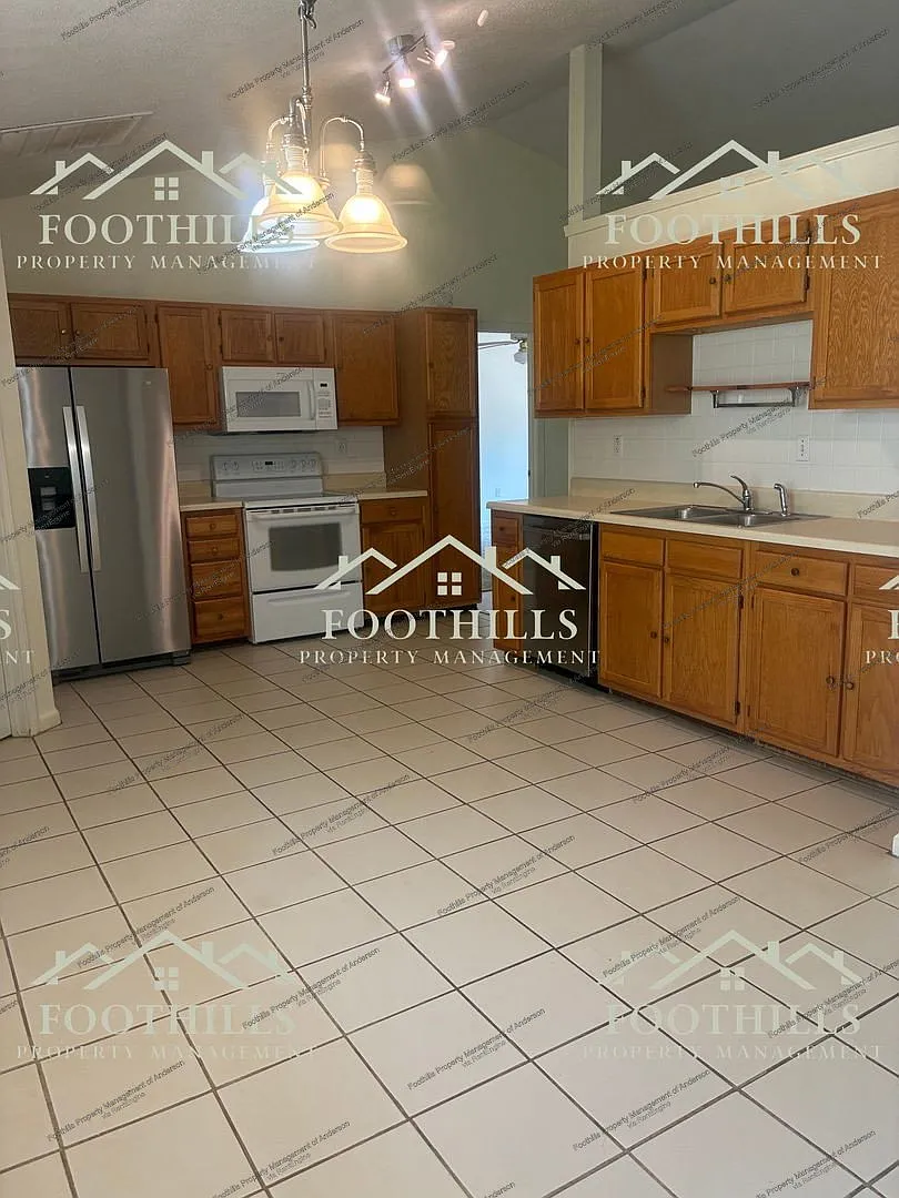 3 bed, 2.0 bath, 1422 sqft, $1,695 — Photo 3