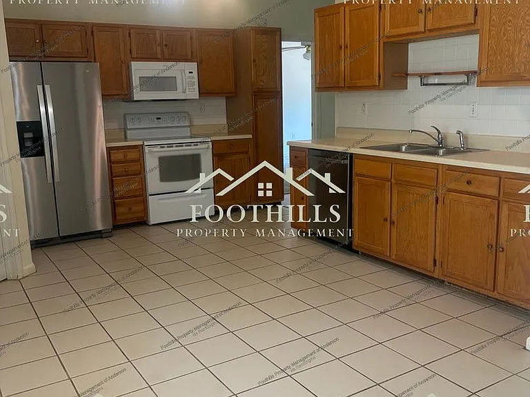 1003 Ravenswood Dr — Photo 3